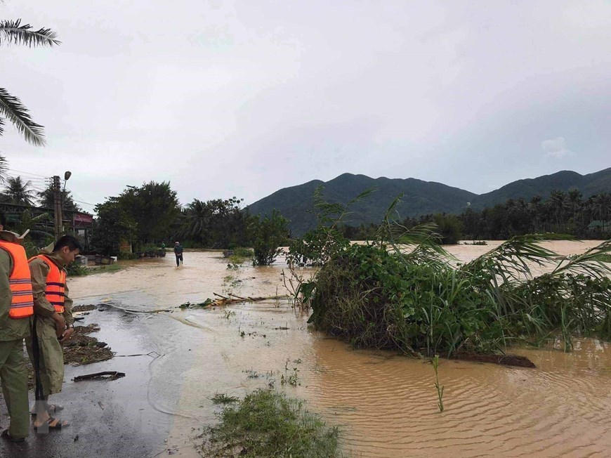 Photos show initial impact of Typhoon Molave on central Vietnam