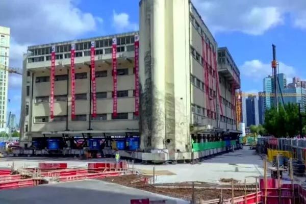 Xem tòa nhà nặng hơn 7.000 tấn 'đi bộ' tới nơi tọa lạc mới
