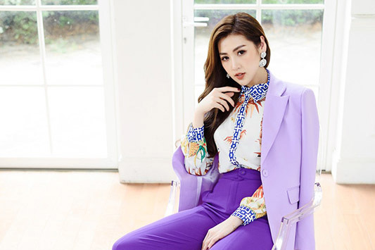 Á hậu Tú Anh hoá quý cô công sở quyến rũ