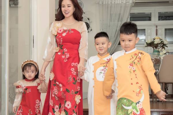 Vy Oanh đi thử đồ Phương Nguyễn Silk