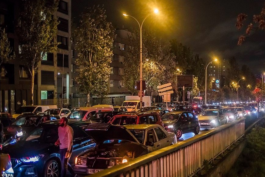 Hình ảnh hàng vạn người vội vã rời Paris tránh lệnh phong toả