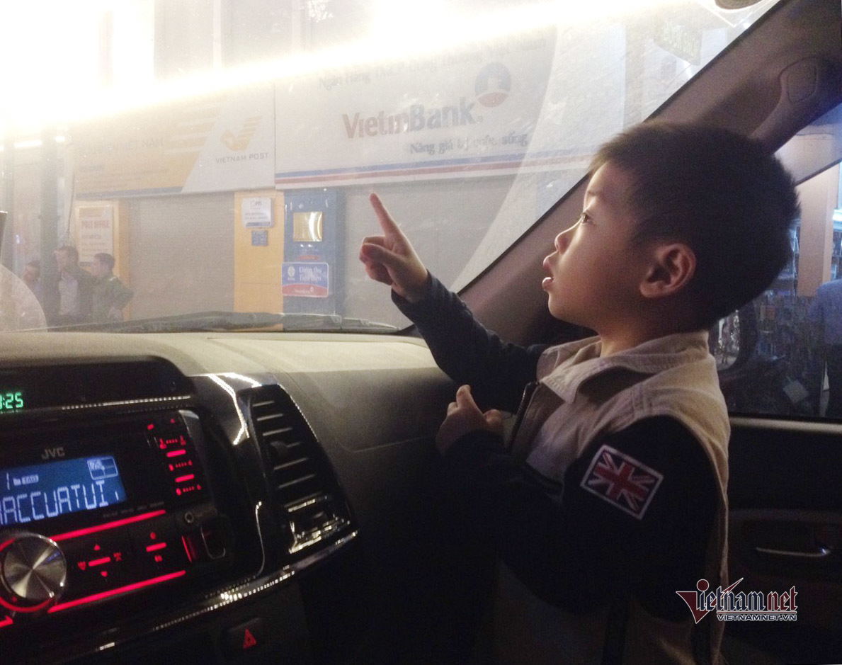 Cánh tài xế nói gì trước đề xuất cấm trẻ em ngồi ghế trước?