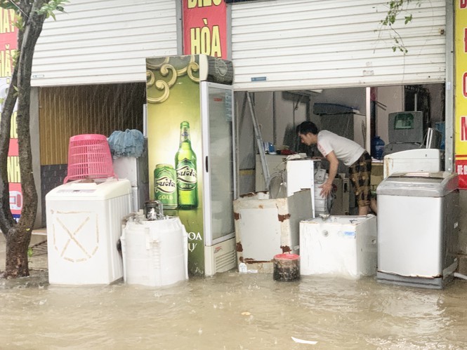 Mưa xối xả, nước lũ cuồn cuộn dâng cao ở Hà Tĩnh