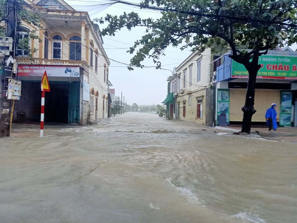 Mưa xối xả, nước lũ cuồn cuộn dâng cao ở Hà Tĩnh
