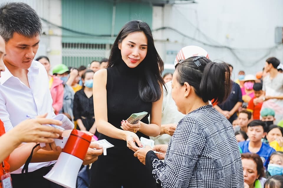 Công Vinh và Thủy Tiên luôn song hành trong các hoạt động cộng đồng. 