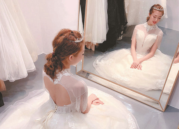 Phụ nữ độc thân chụp ảnh cưới một mình để lưu giữ thanh xuân