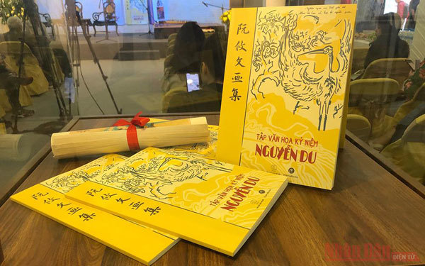 Celebrated poet Nguyen Du remembered through exhibition on his works