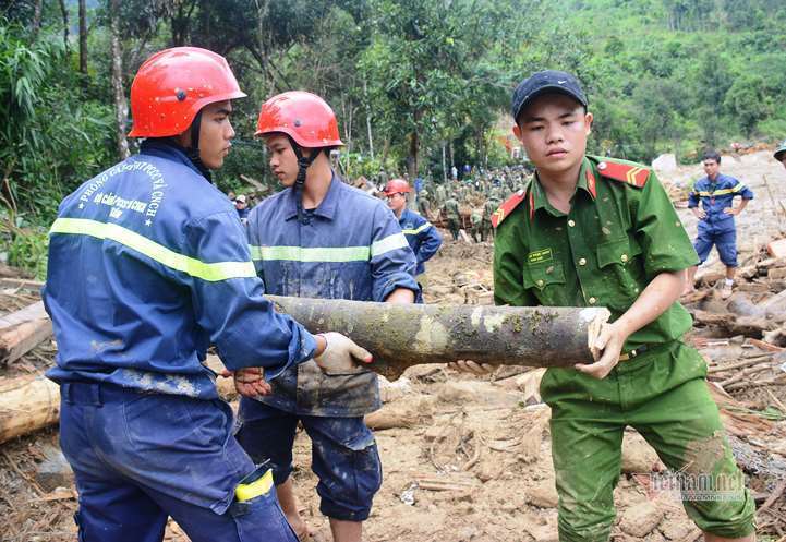 500 cán bộ, chiến sĩ cùng chó nghiệp vụ dầm mưa tìm người mất tích ở Trà Leng