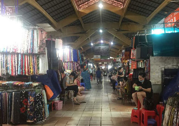 With business slow, Ben Thanh Market wears deserted look