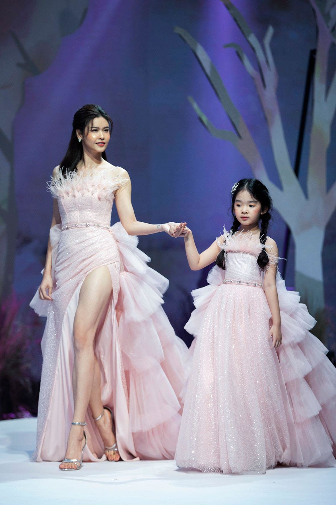 Vietnam Junior Fashion Week: Diệp Bảo Ngọc, Trương Quỳnh Anh tự ...