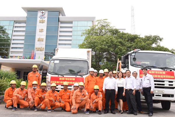 EVNSPC hỗ trợ miền Trung khắc phục sự cố điện do bão số 9