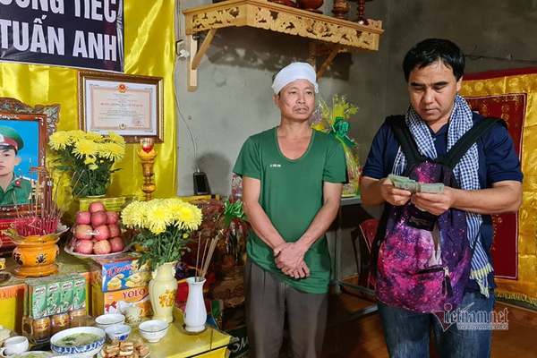MC Quyền Linh đội mưa đến Quảng Trị ủng hộ các gia đình sau lũ