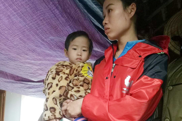 Người phụ nữ đi làm bị nước lũ cuốn trôi, bỏ lại con thơ 3 tuổi