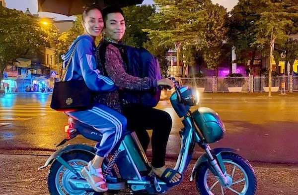 Vợ chồng Khánh Thi - Phan Hiển dạo phố bằng xe đạp điện