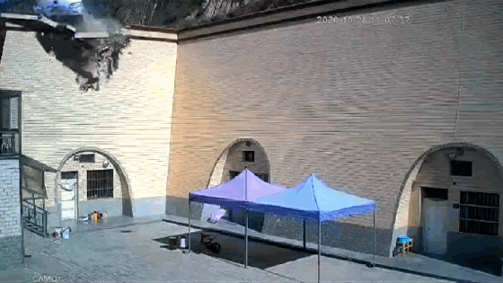 Xe khách húc bay lan can đường cao tốc, rơi từ độ cao 6m