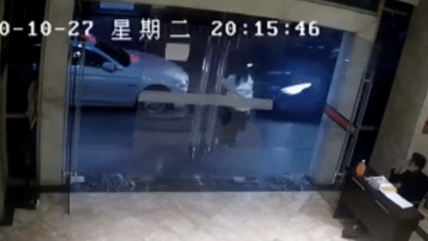 Cô gái nhanh như cắt cứu bạn thoát ô tô đâm
