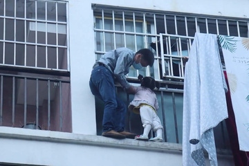 Người hàng xóm cứu bé gái 3 tuổi đứng chênh vênh ngoài ban công chung cư