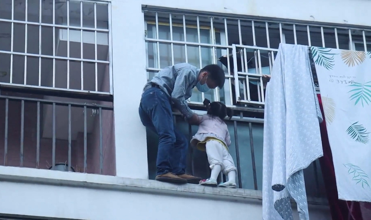 Người hàng xóm cứu bé gái 3 tuổi đứng chênh vênh ngoài ban công chung cư