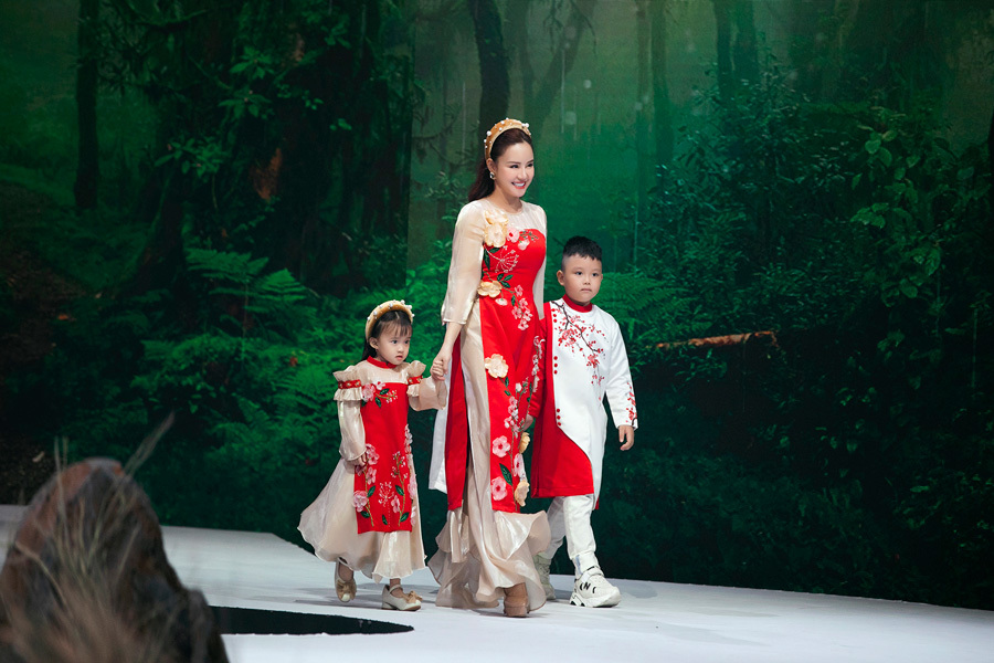 Vy Oanh lần đầu catwalk cùng các con, cháu