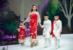 Vy Oanh lần đầu catwalk cùng các con, cháu