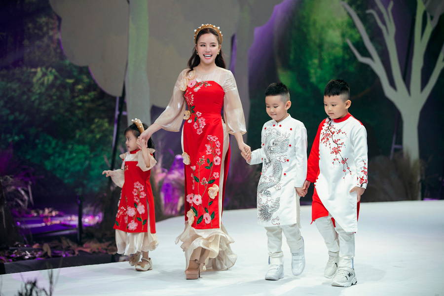 Vy Oanh lần đầu catwalk cùng các con, cháu