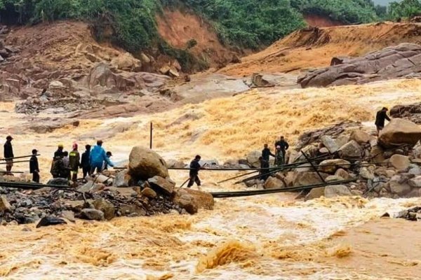 Đưa 152 công nhân bị cô lập ở thủy điện Đăk Mi 2 ra ngoài an toàn