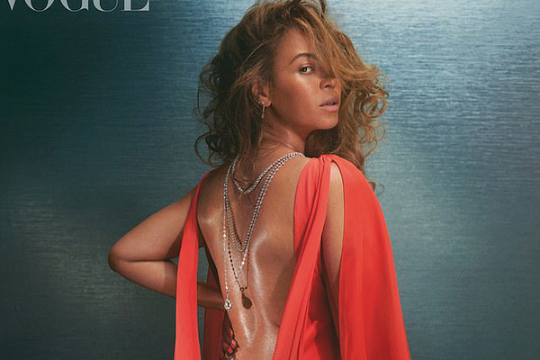 Bà mẹ ba con Beyonce tuổi 40 vô cùng gợi cảm