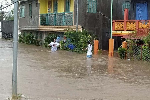 Siêu bão Goni gây vỡ đê, nhấn chìm hàng trăm nhà cửa tại Philippines