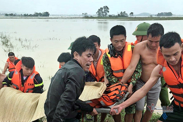 5 thi thể bị lũ cuốn ở Nghệ An, vợ trẻ ôm con khóc chồng và anh trai