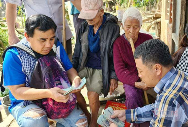 MC Quyền Linh: 'Nhà dân bị lũ đánh sập sẽ xây, tốc nóc thì lợp'