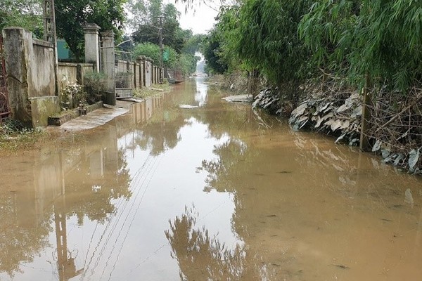 Múc nước dọn nhà sau lũ, người đàn ông rơi xuống giếng tử vong