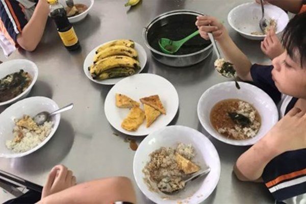 TP HCM: Phụ huynh bật khóc khi chứng kiến bữa ăn bán trú