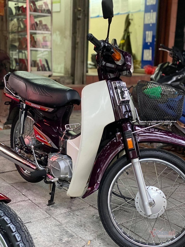 Trùm xe máy cổ Hà Nội chi 200 triệu sắm Dream Thái 21 năm tuổi