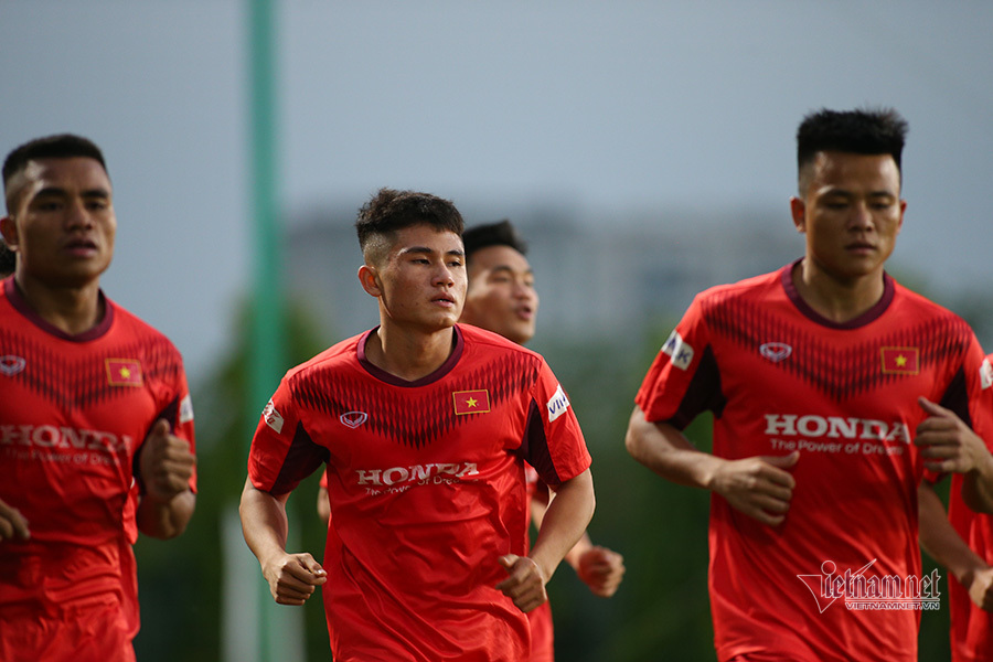 'Sao mai' 17 tuổi toát mồ hôi ngày ra mắt thầy Park