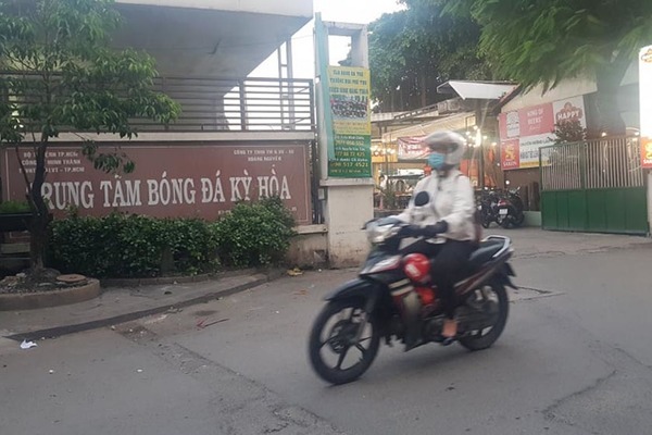 Phát hiện thi thể người đàn ông có vết cắt cổ trong bãi xe ở Sài Gòn