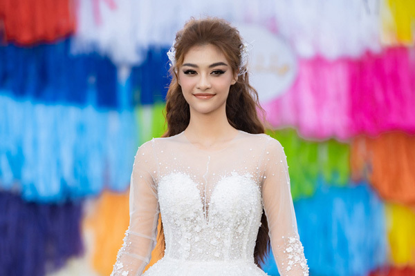 Á hậu Kiều Loan xinh đẹp trong khu vườn đầy sắc màu cổ tích