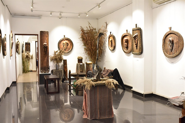 Painter surprises art lovers with wooden bas-reliefs