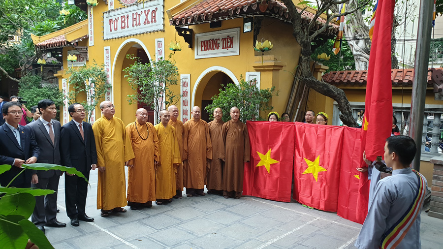 Lễ trao tặng và thượng cờ Tổ quốc tại Trung ương Giáo hội Phật giáo VN