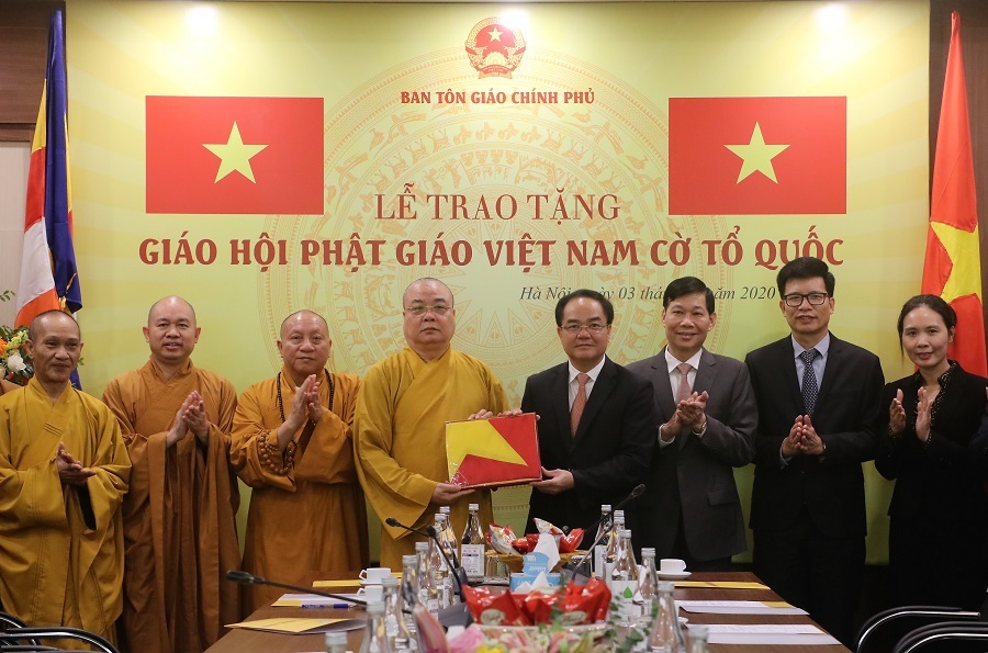 Thượng cờ Tổ quốc: Thượng cờ Tổ quốc là một hình ảnh đầy ý nghĩa và cảm xúc. Nó tưởng nhớ đến những người đã hi sinh trong cuộc chiến giành độc lập, chủ quyền cho đất nước. Nhìn vào hình ảnh này, chúng ta cảm thấy tự hào và kiêu hãnh vì được sinh ra và lớn lên trên mảnh đất Việt Nam đầy văn hóa và lịch sử.