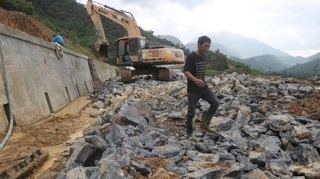 Typhoon Molave leaves roads throughout central Vietnam damaged