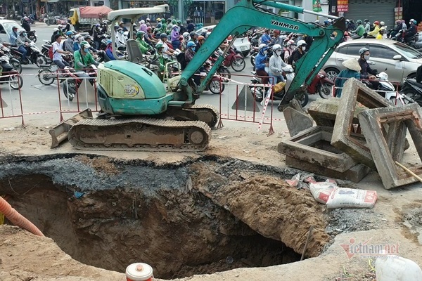 ‘Hố tử thần’ rộng bằng ôtô tải xuất hiện ở ngã tư Sài Gòn