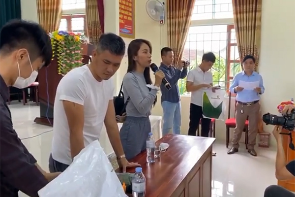 Người dân vui mừng đón 'con dâu' Thủy Tiên về cứu trợ ở Nghệ An