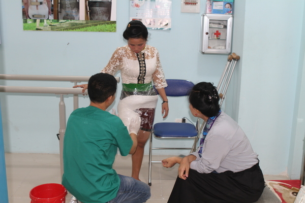 Cô gái dân tộc La Ha bị ung thư xương được lắp chân giả