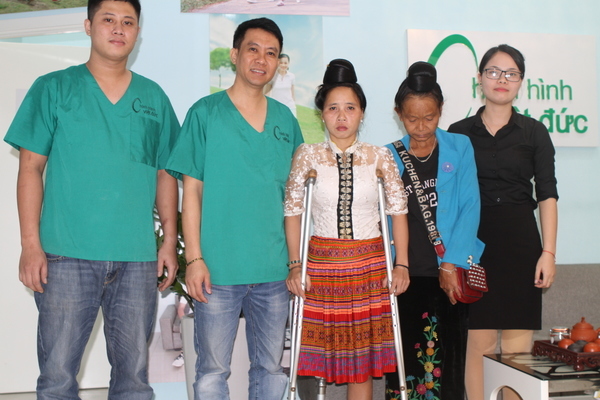 Cô gái dân tộc La Ha bị ung thư xương được lắp chân giả