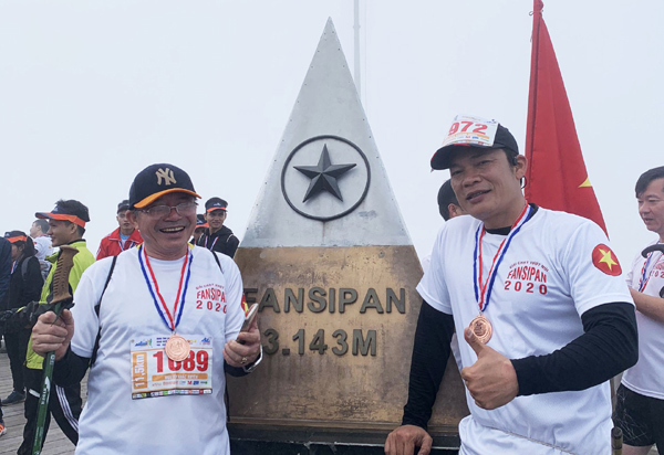 Hơn 200 VĐV hoàn thành giải chạy Vượt núi Fansipan 2020