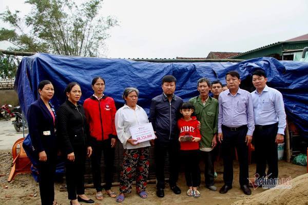 VietnamNet trao hơn 120 triệu đồng tới 2 hoàn cảnh ở Hà Tĩnh