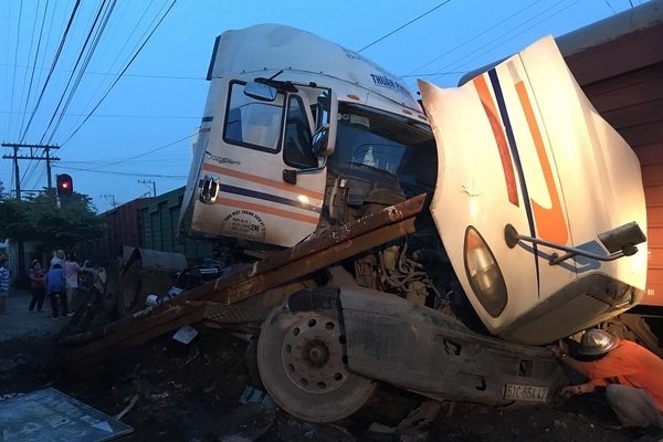 Tàu hỏa tông gãy đôi xe container khi qua đường ở Bình Dương