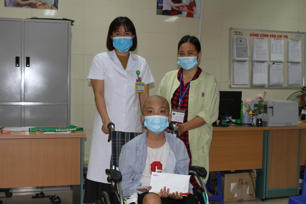 Trao hơn 63 triệu đồng đến em Vũ Đức Thuận bị ung thư xương