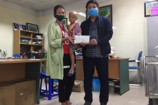 Bạn đọc tiếp sức cho gia đình có hai con mắc bệnh hiểm