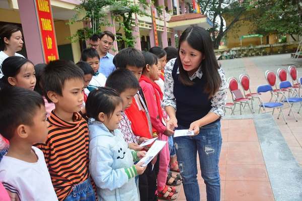VietNamNet trao tặng 100 triệu đồng đến các trường học bị ảnh hưởng do lũ